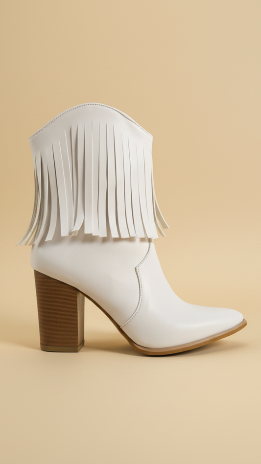 Bota blanca corta con flecos