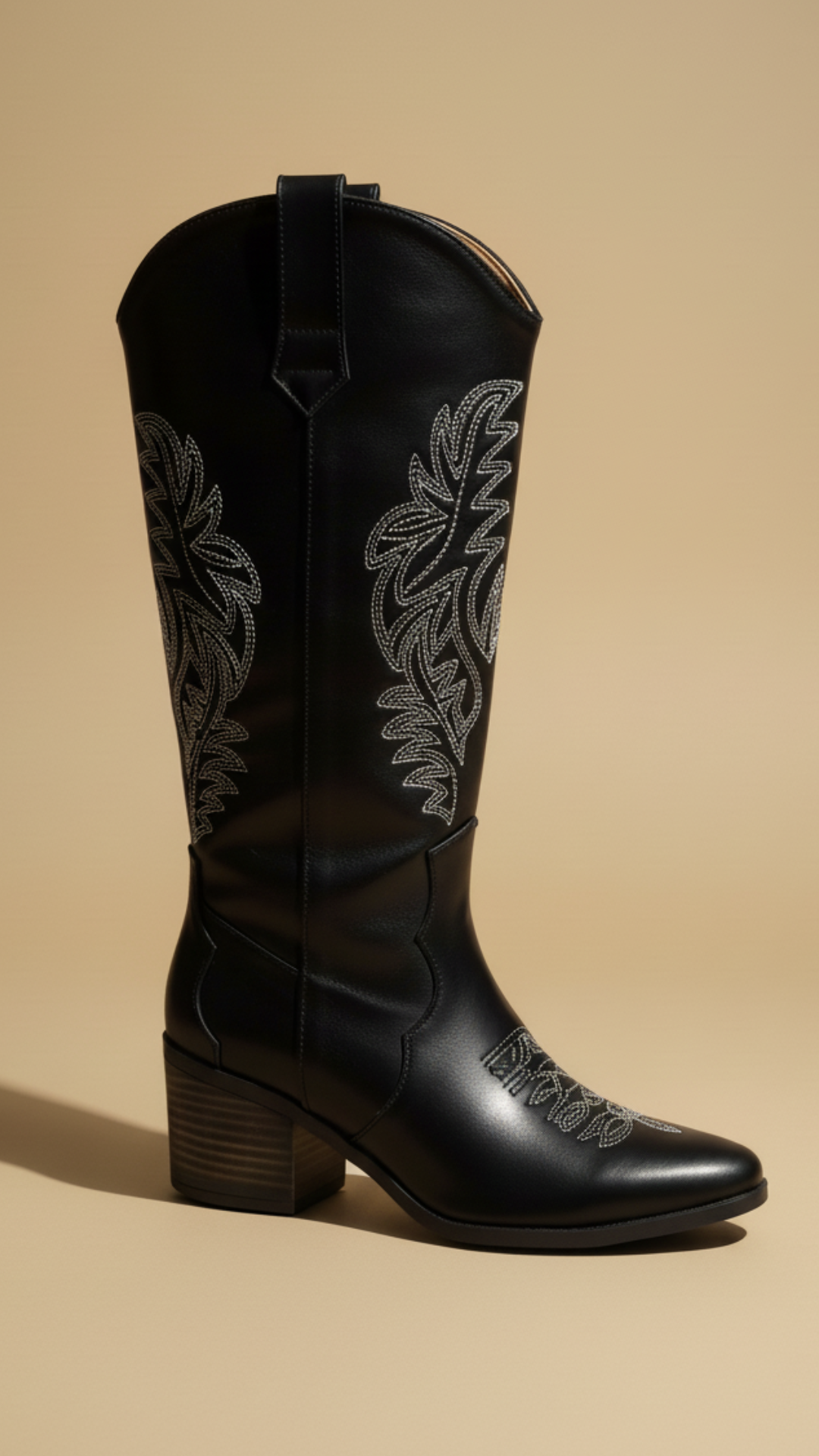 Bota negra bordada